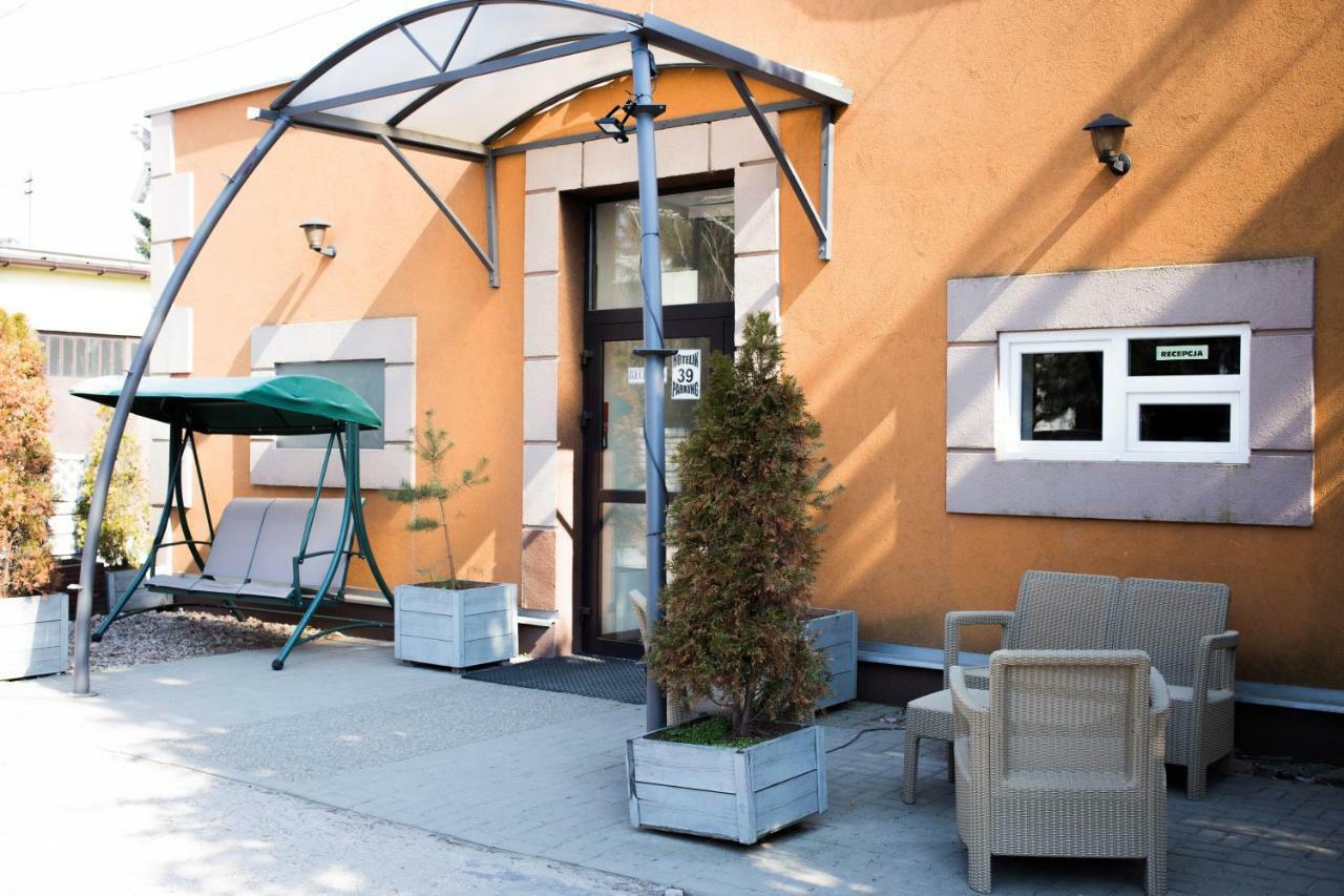 Hotelik Okecie 39 - Nocleg I Parking Blisko Lotnisko Okecie Warschau Exterior foto